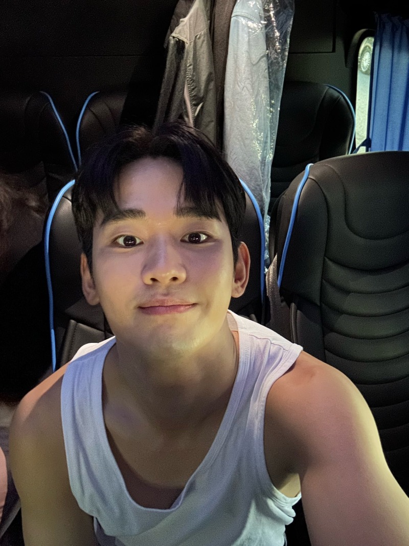 배우 김수현의 인스타 사진과 버블 사진 비교 