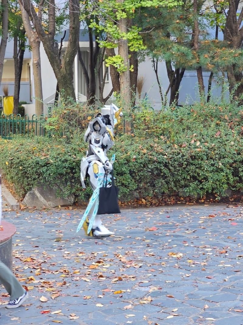 ??: 조심하세요, 누가 칼들고 다녀요!