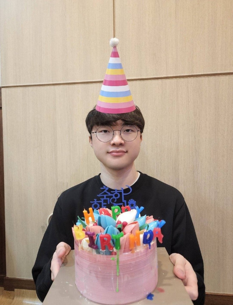 사진이 이상하게 찍히는 페이커 선수 