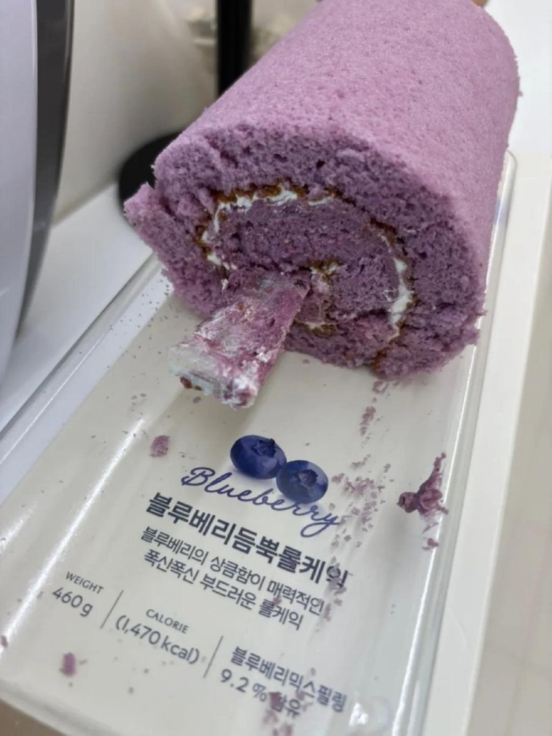 롤케이크를 열어보니 빵 칼이 꽂혀있었다 