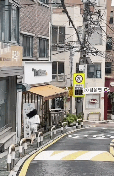 지각한 자의 출근 속도는? 