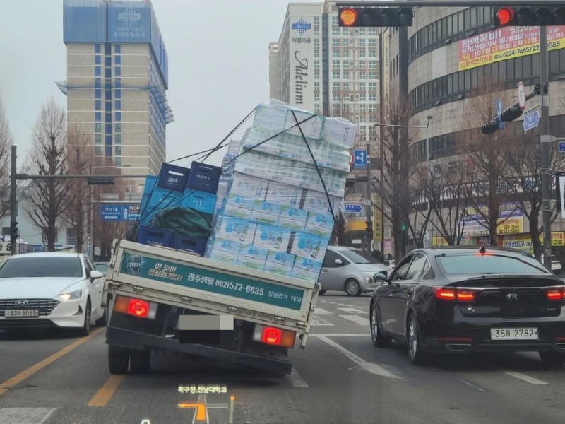 기울어진 화물차