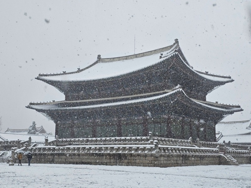 눈 내린 경복궁의 모습 