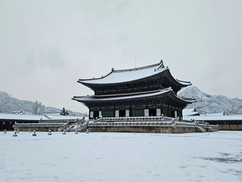 눈 내린 경복궁의 모습 