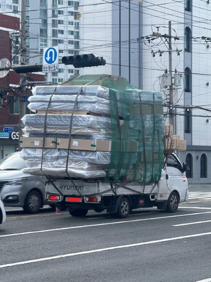 보기만 해도 위태로운 과적 트럭 