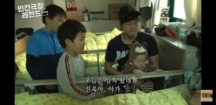 고3 큰형이 10개월 막내동생 안고 다니는 방법 
